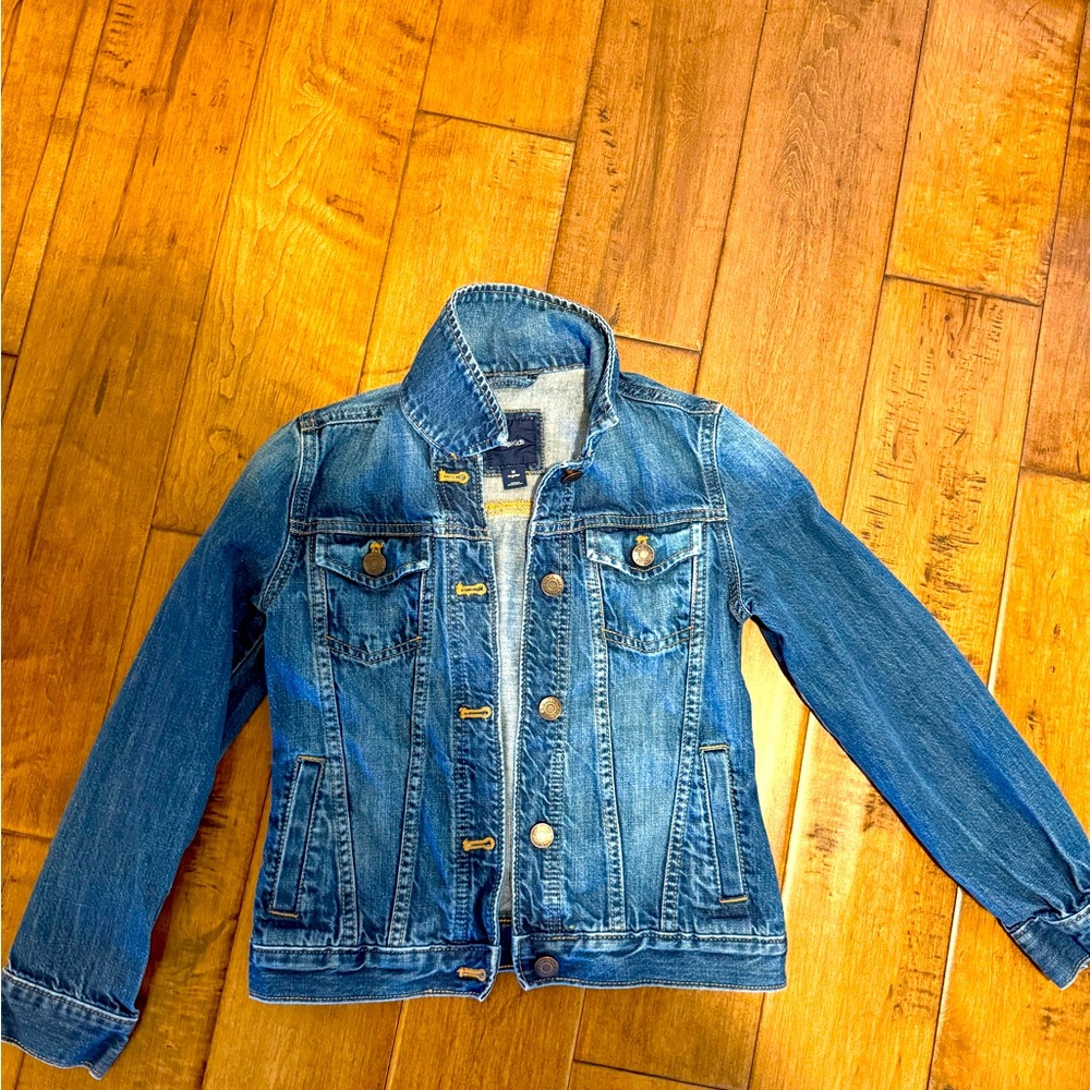 Kids GAP jean jacket- size M (about a 5/6/7 size ?)